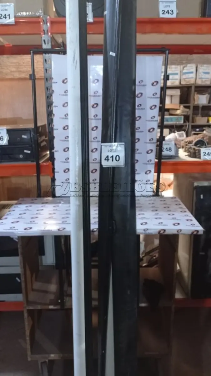LOTE 410 - 02 TELAS DE PROJEÇÃO RETRATEIS. (NO ESTADO) ATENÇÃO! FAZER A VISITAÇÃO ANTES DE ARREMATAR, NÃO SABEMOS SE FUNCIONA, LEILÃO NÃO TEM GARANTIA E NEM DEVOLUÇÃO, SUJEITO A POSSÍVEIS AVARIAS VISÍVEIS/OCULTAS E/OU AUSÊNCIA DE COMPONENTES.
