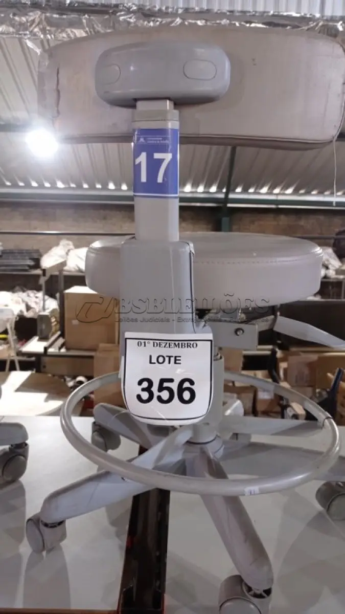 LOTE 356 - 01 CADEIRA MOCHO GIRATÓRIA. (NO ESTADO) ATENÇÃO! FAZER A VISITAÇÃO ANTES DE ARREMATAR, NÃO SABEMOS SE FUNCIONA, LEILÃO NÃO TEM GARANTIA E NEM DEVOLUÇÃO, SUJEITO A POSSÍVEIS AVARIAS VISÍVEIS/OCULTAS E/OU AUSÊNCIA DE COMPONENTES.