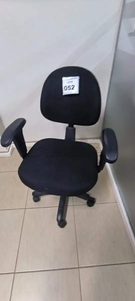 LOTE 052 - 01 CADEIRA GIRATÓRIA PARA ESCRITÓRIO. (NO ESTADO) ATENÇÃO! FAZER A VISITAÇÃO ANTES DE ARREMATAR, NÃO SABEMOS SE FUNCIONA, LEILÃO NÃO TEM GARANTIA E NEM DEVOLUÇÃO, SUJEITO A POSSÍVEIS AVARIAS VISÍVEIS/OCULTAS E/OU AUSÊNCIA DE COMPONENTES.