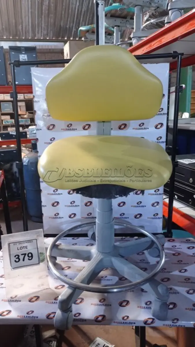 LOTE 379 - 01 CADEIRA MOCHO GIRATÓRIA. (NO ESTADO) ATENÇÃO! FAZER A VISITAÇÃO ANTES DE ARREMATAR, NÃO SABEMOS SE FUNCIONA, LEILÃO NÃO TEM GARANTIA E NEM DEVOLUÇÃO, SUJEITO A POSSÍVEIS AVARIAS VISÍVEIS/OCULTAS E/OU AUSÊNCIA DE COMPONENTES.