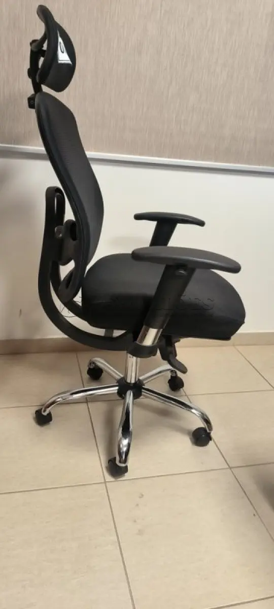 LOTE 070 - 01 CADEIRA COM ESPALDAR ALTO PARA ESCRITÓRIO. (NO ESTADO) ATENÇÃO! FAZER A VISITAÇÃO ANTES DE ARREMATAR, NÃO SABEMOS SE FUNCIONA, LEILÃO NÃO TEM GARANTIA E NEM DEVOLUÇÃO, SUJEITO A POSSÍVEIS AVARIAS VISÍVEIS/OCULTAS E/OU AUSÊNCIA DE COMPONENTES.