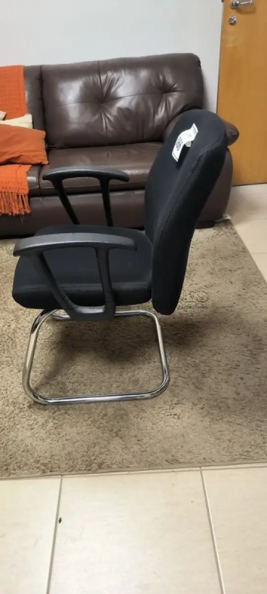 LOTE 066 - 01 CADEIRA FIXA PARA ESCRITÓRIO COM PÉS FIXOS. (NO ESTADO) ATENÇÃO! FAZER A VISITAÇÃO ANTES DE ARREMATAR, NÃO SABEMOS SE FUNCIONA, LEILÃO NÃO TEM GARANTIA E NEM DEVOLUÇÃO, SUJEITO A POSSÍVEIS AVARIAS VISÍVEIS/OCULTAS E/OU AUSÊNCIA DE COMPONENTES.