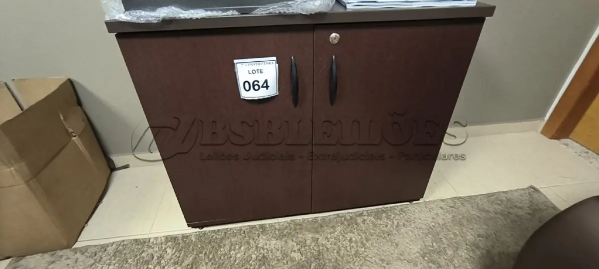 LOTE 064 - 01 ARMÁRIO EM MADEIRA COM 02 PORTAS NA COR MARROM. (NO ESTADO) ATENÇÃO! FAZER A VISITAÇÃO ANTES DE ARREMATAR, NÃO SABEMOS SE FUNCIONA, LEILÃO NÃO TEM GARANTIA E NEM DEVOLUÇÃO, SUJEITO A POSSÍVEIS AVARIAS VISÍVEIS/OCULTAS E/OU AUSÊNCIA DE COMPONENTES.