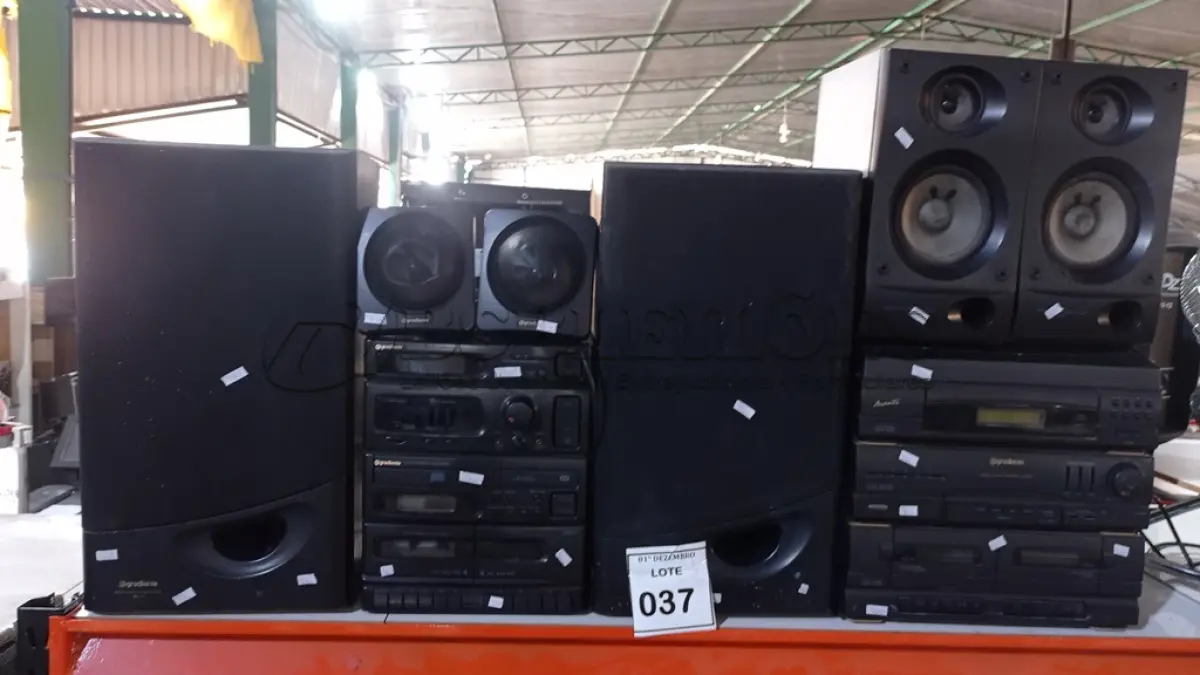 LOTE 037 - 02 APARELHOS DE SOM MARCA GRADIENTE COM 06 CAIXAS DE SOM. (NO ESTADO) ATENÇÃO! FAZER A VISITAÇÃO ANTES DE ARREMATAR, NÃO SABEMOS SE FUNCIONA, LEILÃO NÃO TEM GARANTIA E NEM DEVOLUÇÃO, SUJEITO A POSSÍVEIS AVARIAS VISÍVEIS/OCULTAS E/OU AUSÊNCIA DE COMPONENTES.