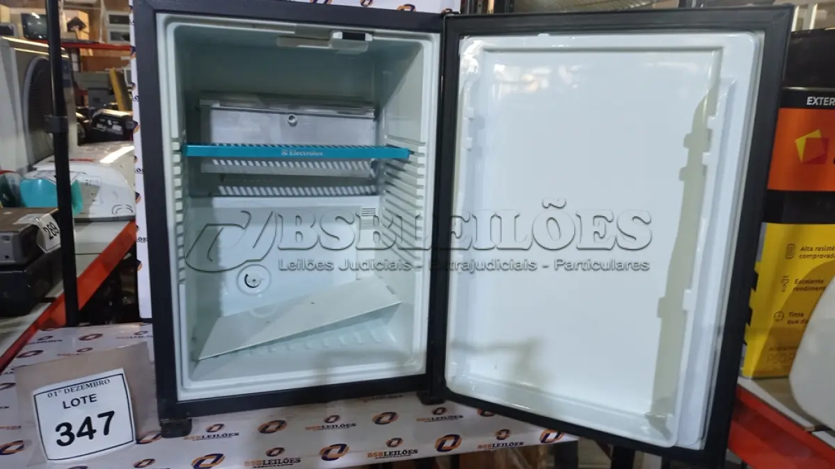 LOTE 347 - 01 FRIGOBAR MARCA ELECTROLUX. (NO ESTADO) ATENÇÃO! FAZER A VISITAÇÃO ANTES DE ARREMATAR, NÃO SABEMOS SE FUNCIONA, LEILÃO NÃO TEM GARANTIA E NEM DEVOLUÇÃO, SUJEITO A POSSÍVEIS AVARIAS VISÍVEIS/OCULTAS E/OU AUSÊNCIA DE COMPONENTES.