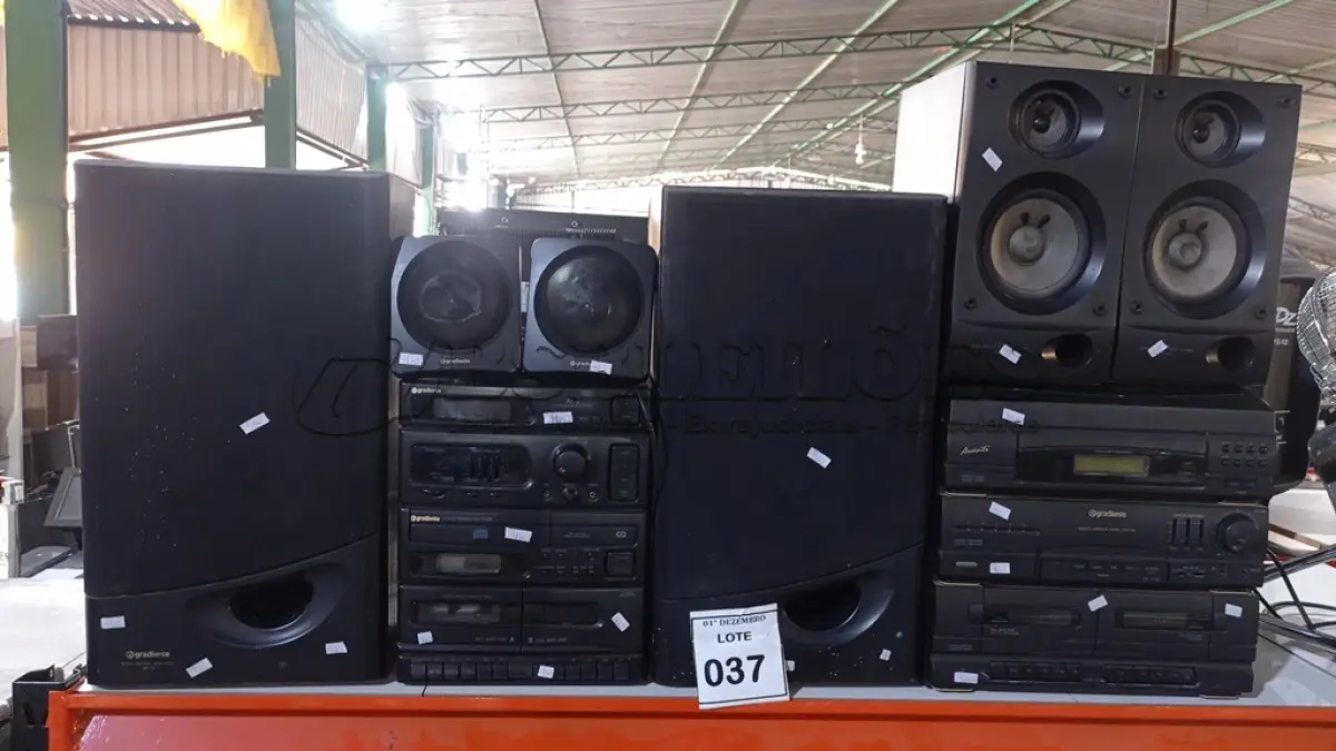 LOTE 037 - 02 APARELHOS DE SOM MARCA GRADIENTE COM 06 CAIXAS DE SOM. (NO ESTADO) ATENÇÃO! FAZER A VISITAÇÃO ANTES DE ARREMATAR, NÃO SABEMOS SE FUNCIONA, LEILÃO NÃO TEM GARANTIA E NEM DEVOLUÇÃO, SUJEITO A POSSÍVEIS AVARIAS VISÍVEIS/OCULTAS E/OU AUSÊNCIA DE COMPONENTES.