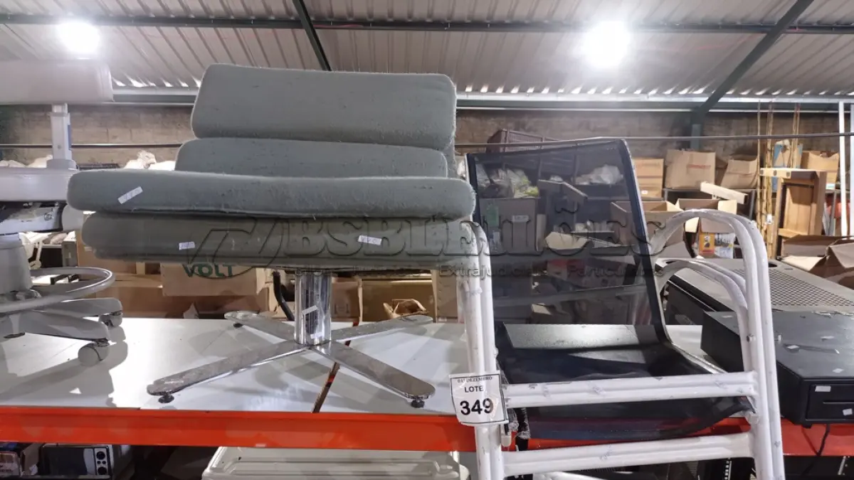 LOTE 349 - 01 POLTRONA E 02 CADEIRAS COM AVARIAS. (NO ESTADO) ATENÇÃO! FAZER A VISITAÇÃO ANTES DE ARREMATAR, NÃO SABEMOS SE FUNCIONA, LEILÃO NÃO TEM GARANTIA E NEM DEVOLUÇÃO, SUJEITO A POSSÍVEIS AVARIAS VISÍVEIS/OCULTAS E/OU AUSÊNCIA DE COMPONENTES.