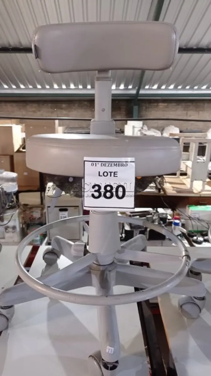 LOTE 380 - 01 CADEIRA MOCHO GIRATÓRIA. (NO ESTADO) ATENÇÃO! FAZER A VISITAÇÃO ANTES DE ARREMATAR, NÃO SABEMOS SE FUNCIONA, LEILÃO NÃO TEM GARANTIA E NEM DEVOLUÇÃO, SUJEITO A POSSÍVEIS AVARIAS VISÍVEIS/OCULTAS E/OU AUSÊNCIA DE COMPONENTES.