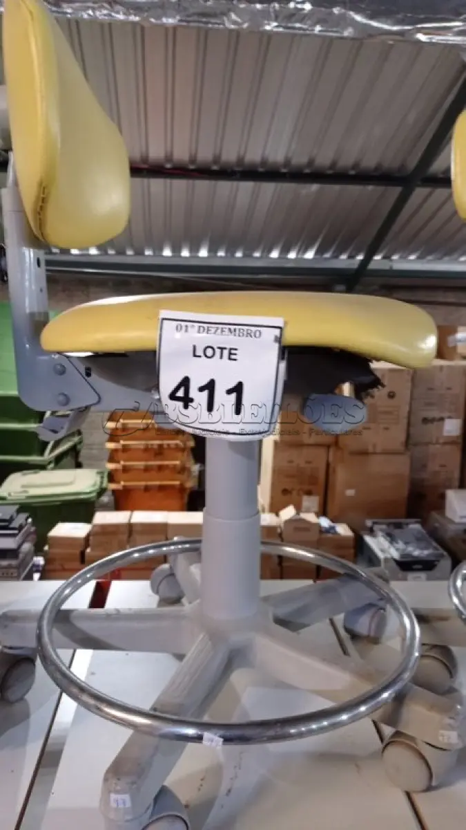 LOTE 411 - 01 CADEIRA MOCHO GIRATÓRIA. (NO ESTADO) ATENÇÃO! FAZER A VISITAÇÃO ANTES DE ARREMATAR, NÃO SABEMOS SE FUNCIONA, LEILÃO NÃO TEM GARANTIA E NEM DEVOLUÇÃO, SUJEITO A POSSÍVEIS AVARIAS VISÍVEIS/OCULTAS E/OU AUSÊNCIA DE COMPONENTES.