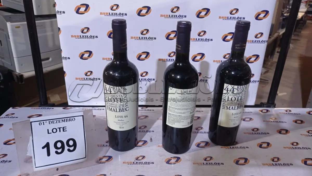 LOTE 199 - 03 GARRAFAS DE VINHO TINTO SECO FINO MALBEC LOTE 44 DE 750ML SAFRA 2020. (NO ESTADO) ATENÇÃO! FAZER A VISITAÇÃO ANTES DE ARREMATAR, NÃO SABEMOS SE FUNCIONA, LEILÃO NÃO TEM GARANTIA E NEM DEVOLUÇÃO, SUJEITO A POSSÍVEIS AVARIAS VISÍVEIS/OCULTAS E/OU AUSÊNCIA DE COMPONENTES.