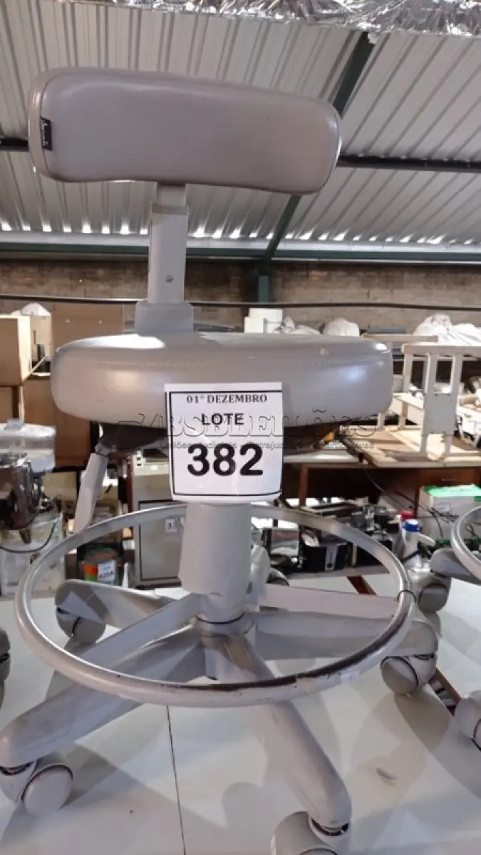 LOTE 382 - 01 CADEIRA MOCHO GIRATÓRIA. (NO ESTADO) ATENÇÃO! FAZER A VISITAÇÃO ANTES DE ARREMATAR, NÃO SABEMOS SE FUNCIONA, LEILÃO NÃO TEM GARANTIA E NEM DEVOLUÇÃO, SUJEITO A POSSÍVEIS AVARIAS VISÍVEIS/OCULTAS E/OU AUSÊNCIA DE COMPONENTES.