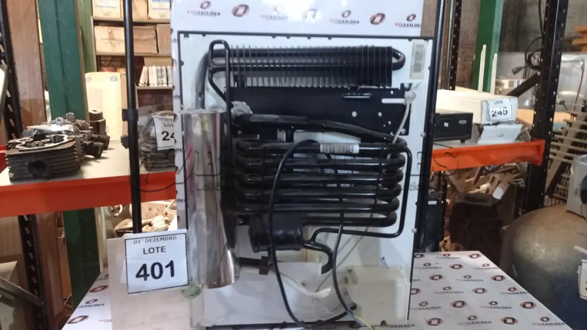 LOTE 401 - 01 FRIGOBAR MARCA DOMETIC. (NO ESTADO) ATENÇÃO! FAZER A VISITAÇÃO ANTES DE ARREMATAR, NÃO SABEMOS SE FUNCIONA, LEILÃO NÃO TEM GARANTIA E NEM DEVOLUÇÃO, SUJEITO A POSSÍVEIS AVARIAS VISÍVEIS/OCULTAS E/OU AUSÊNCIA DE COMPONENTES.