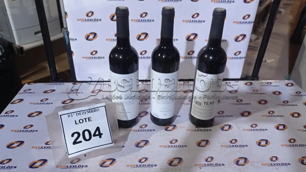 LOTE 204 - 03 GARRAFAS DE VINHO FINO TINTO SECO VALA REAL DE 750ML SAFRA 2019. (NO ESTADO) ATENÇÃO! FAZER A VISITAÇÃO ANTES DE ARREMATAR, NÃO SABEMOS SE FUNCIONA, LEILÃO NÃO TEM GARANTIA E NEM DEVOLUÇÃO, SUJEITO A POSSÍVEIS AVARIAS VISÍVEIS/OCULTAS E/OU AUSÊNCIA DE COMPONENTES.
