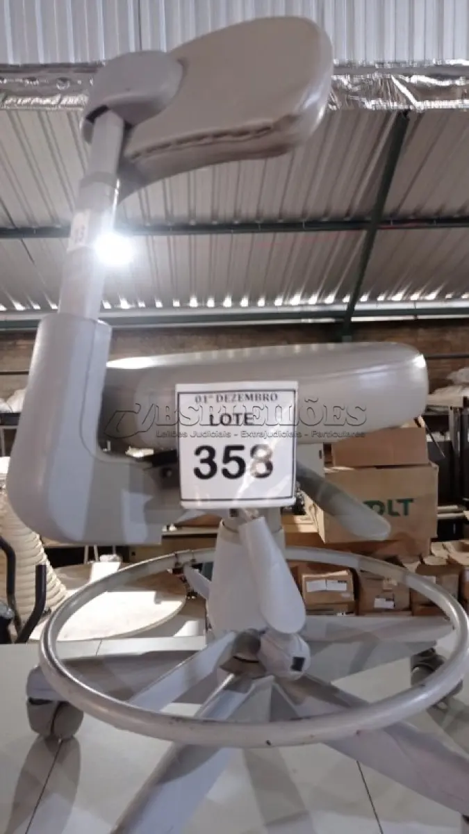LOTE 358 - 01 CADEIRA MOCHO GIRATÓRIA. (NO ESTADO) ATENÇÃO! FAZER A VISITAÇÃO ANTES DE ARREMATAR, NÃO SABEMOS SE FUNCIONA, LEILÃO NÃO TEM GARANTIA E NEM DEVOLUÇÃO, SUJEITO A POSSÍVEIS AVARIAS VISÍVEIS/OCULTAS E/OU AUSÊNCIA DE COMPONENTES.