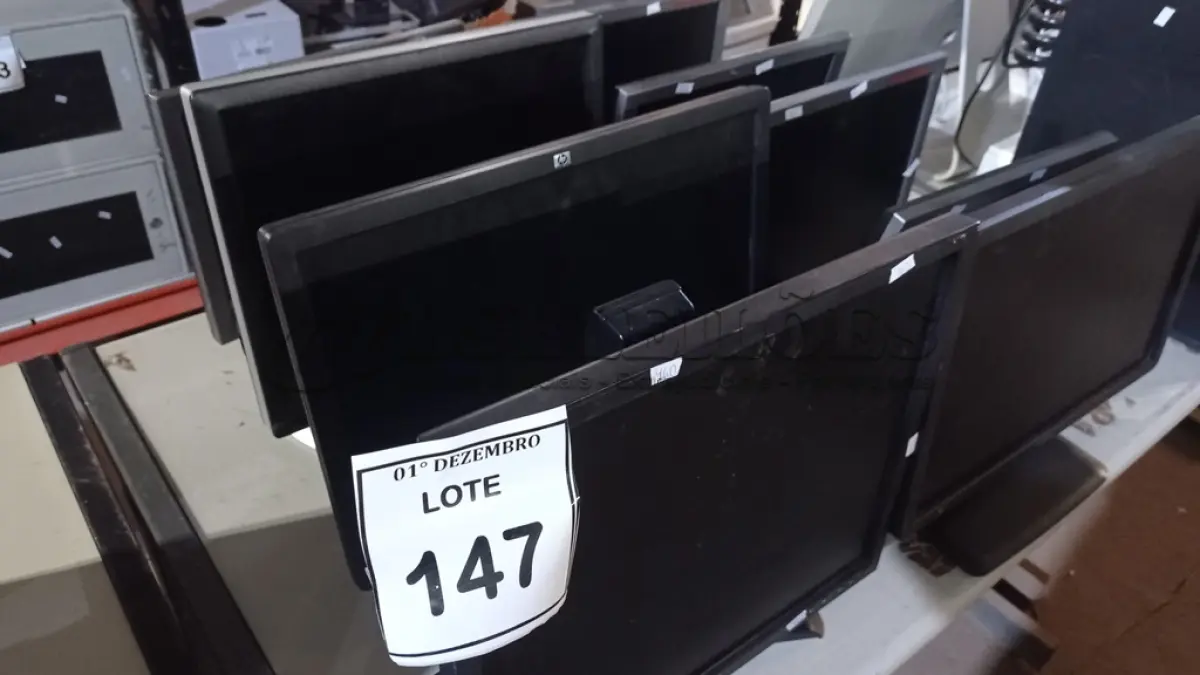 LOTE 147 - 09 MONITORES DE MARCAS E MODELOS DIVERSOS. (NO ESTADO) ATENÇÃO! FAZER A VISITAÇÃO ANTES DE ARREMATAR, NÃO SABEMOS SE FUNCIONA, LEILÃO NÃO TEM GARANTIA E NEM DEVOLUÇÃO, SUJEITO A POSSÍVEIS AVARIAS VISÍVEIS/OCULTAS E/OU AUSÊNCIA DE COMPONENTES.