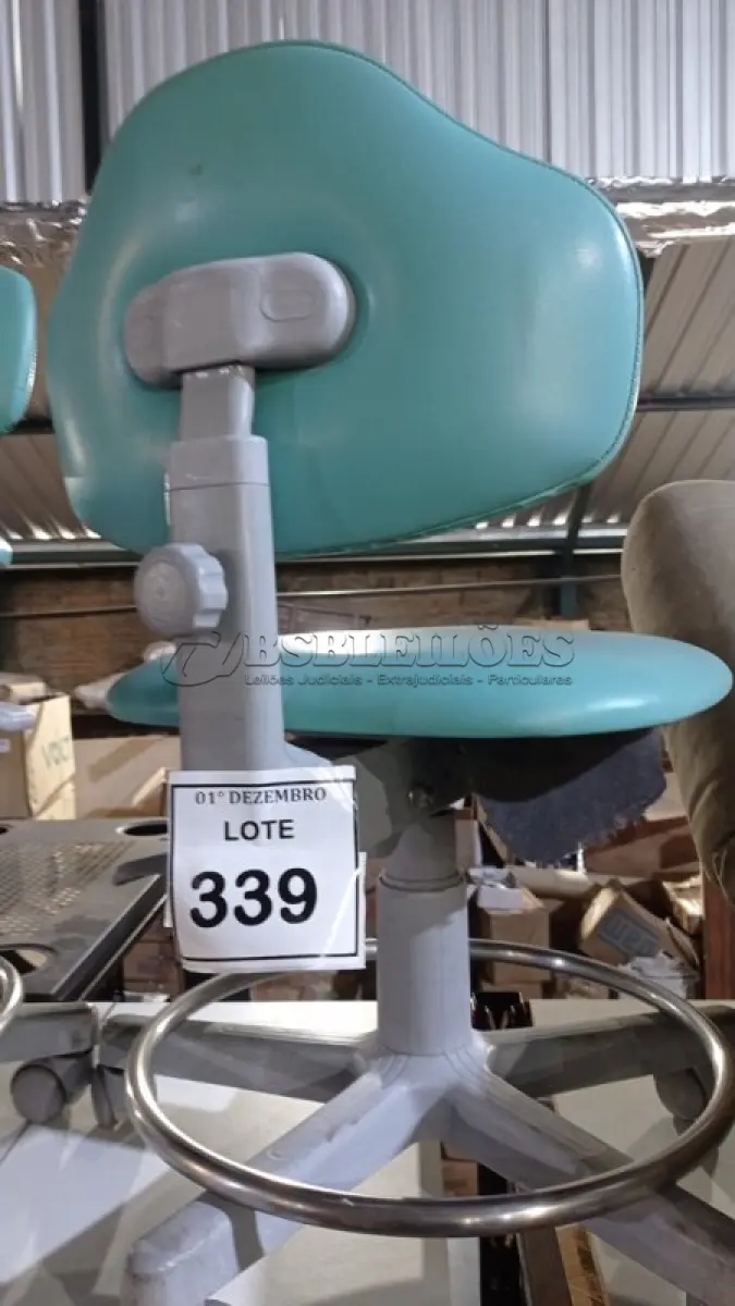 LOTE 339 - 01 CADEIRA MOCHO GIRATÓRIA. (NO ESTADO) ATENÇÃO! FAZER A VISITAÇÃO ANTES DE ARREMATAR, NÃO SABEMOS SE FUNCIONA, LEILÃO NÃO TEM GARANTIA E NEM DEVOLUÇÃO, SUJEITO A POSSÍVEIS AVARIAS VISÍVEIS/OCULTAS E/OU AUSÊNCIA DE COMPONENTES.