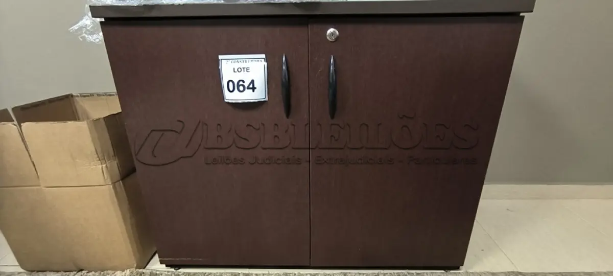 LOTE 064 - 01 ARMÁRIO EM MADEIRA COM 02 PORTAS NA COR MARROM. (NO ESTADO) ATENÇÃO! FAZER A VISITAÇÃO ANTES DE ARREMATAR, NÃO SABEMOS SE FUNCIONA, LEILÃO NÃO TEM GARANTIA E NEM DEVOLUÇÃO, SUJEITO A POSSÍVEIS AVARIAS VISÍVEIS/OCULTAS E/OU AUSÊNCIA DE COMPONENTES.