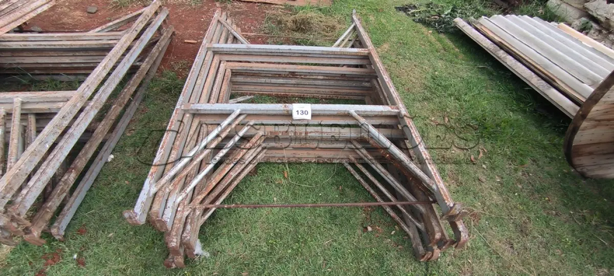 LOTE 130 - 10 MESAS DE FERRO PARA ANDAIMES. (NO ESTADO) ATENÇÃO! FAZER A VISITAÇÃO ANTES DE ARREMATAR, NÃO SABEMOS SE FUNCIONA, LEILÃO NÃO TEM GARANTIA E NEM DEVOLUÇÃO, SUJEITO A POSSÍVEIS AVARIAS VISÍVEIS/OCULTAS E/OU AUSÊNCIA DE COMPONENTES.
