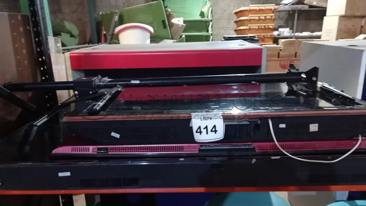 LOTE 414 - 03 TVS LCD DE TAMANHOS E MARCAS DIVERSAS E 01 SUPORTE PARA TV. (NO ESTADO) ATENÇÃO! FAZER A VISITAÇÃO ANTES DE ARREMATAR, NÃO SABEMOS SE FUNCIONA, LEILÃO NÃO TEM GARANTIA E NEM DEVOLUÇÃO, SUJEITO A POSSÍVEIS AVARIAS VISÍVEIS/OCULTAS E/OU AUSÊNCIA DE COMPONENTES.