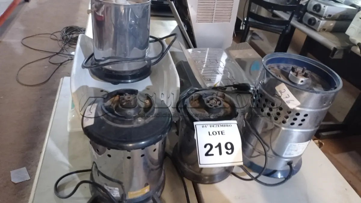 LOTE 219 - 02 BALANÇAS PEDIÁTRICAS E 04 MOTORES DE LIQUIDIFICADOR INDUSTRIAL. (NO ESTADO) ATENÇÃO! FAZER A VISITAÇÃO ANTES DE ARREMATAR, NÃO SABEMOS SE FUNCIONA, LEILÃO NÃO TEM GARANTIA E NEM DEVOLUÇÃO, SUJEITO A POSSÍVEIS AVARIAS VISÍVEIS/OCULTAS E/OU AUSÊNCIA DE COMPONENTES.