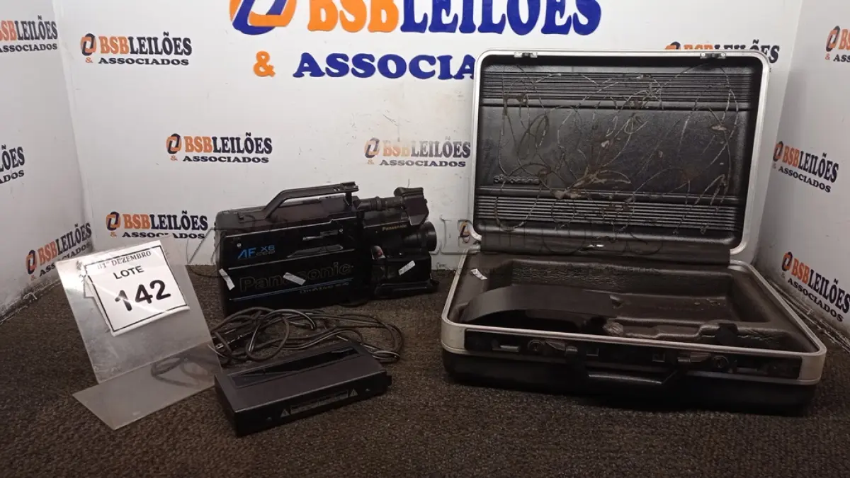 LOTE 142 - 01 FILMADORA MODELO AF X6 CCD MARCA PANASONIC COM CABOS E CASE. (NO ESTADO) ATENÇÃO! FAZER A VISITAÇÃO ANTES DE ARREMATAR, NÃO SABEMOS SE FUNCIONA, LEILÃO NÃO TEM GARANTIA E NEM DEVOLUÇÃO, SUJEITO A POSSÍVEIS AVARIAS VISÍVEIS/OCULTAS E/OU AUSÊNCIA DE COMPONENTES.