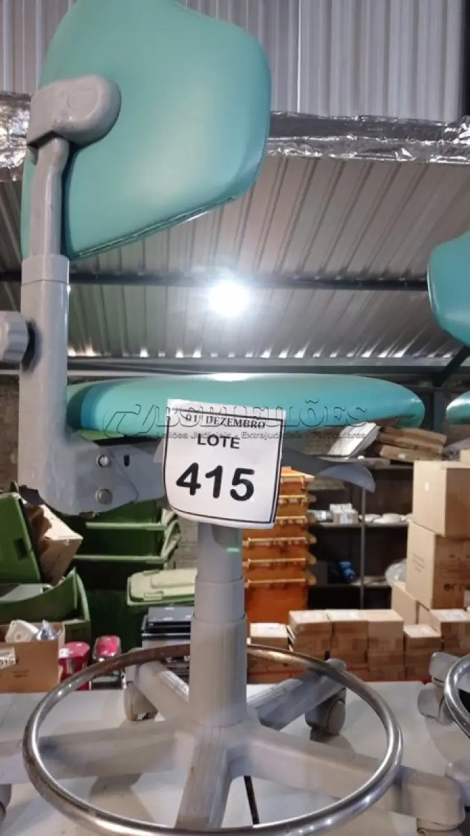LOTE 415 - 01 CADEIRA MOCHO GIRATÓRIA. (NO ESTADO) ATENÇÃO! FAZER A VISITAÇÃO ANTES DE ARREMATAR, NÃO SABEMOS SE FUNCIONA, LEILÃO NÃO TEM GARANTIA E NEM DEVOLUÇÃO, SUJEITO A POSSÍVEIS AVARIAS VISÍVEIS/OCULTAS E/OU AUSÊNCIA DE COMPONENTES.