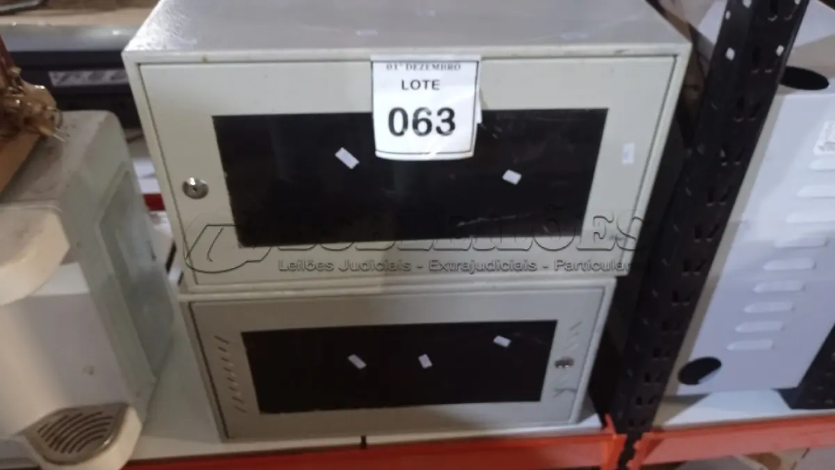 LOTE 063 - 02 MINIS RACKS DE REDE COM PORTA DE ACRÍLICO E FECHADURA. (NO ESTADO) ATENÇÃO! FAZER A VISITAÇÃO ANTES DE ARREMATAR, NÃO SABEMOS SE FUNCIONA, LEILÃO NÃO TEM GARANTIA E NEM DEVOLUÇÃO, SUJEITO A POSSÍVEIS AVARIAS VISÍVEIS/OCULTAS E/OU AUSÊNCIA DE COMPONENTES.