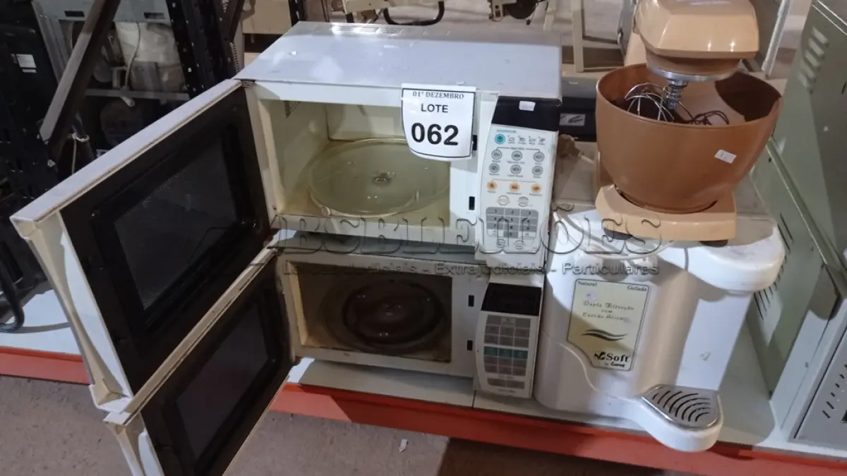 LOTE 062 - 01 BATEDEIRA MARCA ARNO, 01 PURIFICADOR DE ÁGUA MARCA SOFT E 02 MICRO-ONDAS MARCAS PANASONIC E ELECTROLUX. (NO ESTADO) ATENÇÃO! FAZER A VISITAÇÃO ANTES DE ARREMATAR, NÃO SABEMOS SE FUNCIONA, LEILÃO NÃO TEM GARANTIA E NEM DEVOLUÇÃO, SUJEITO A POSSÍVEIS AVARIAS VISÍVEIS/OCULTAS E/OU AUSÊNCIA DE COMPONENTES.