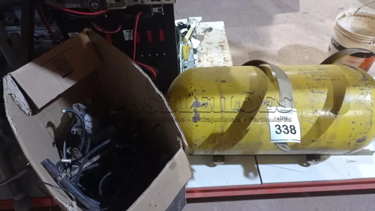 LOTE 338 - 01 CILINDRO DE GÁS VEICULAR COM ACESSÓRIOS DE INSTALAÇÃO. (NO ESTADO) ATENÇÃO! FAZER A VISITAÇÃO ANTES DE ARREMATAR, NÃO SABEMOS SE FUNCIONA, LEILÃO NÃO TEM GARANTIA E NEM DEVOLUÇÃO, SUJEITO A POSSÍVEIS AVARIAS VISÍVEIS/OCULTAS E/OU AUSÊNCIA DE COMPONENTES.