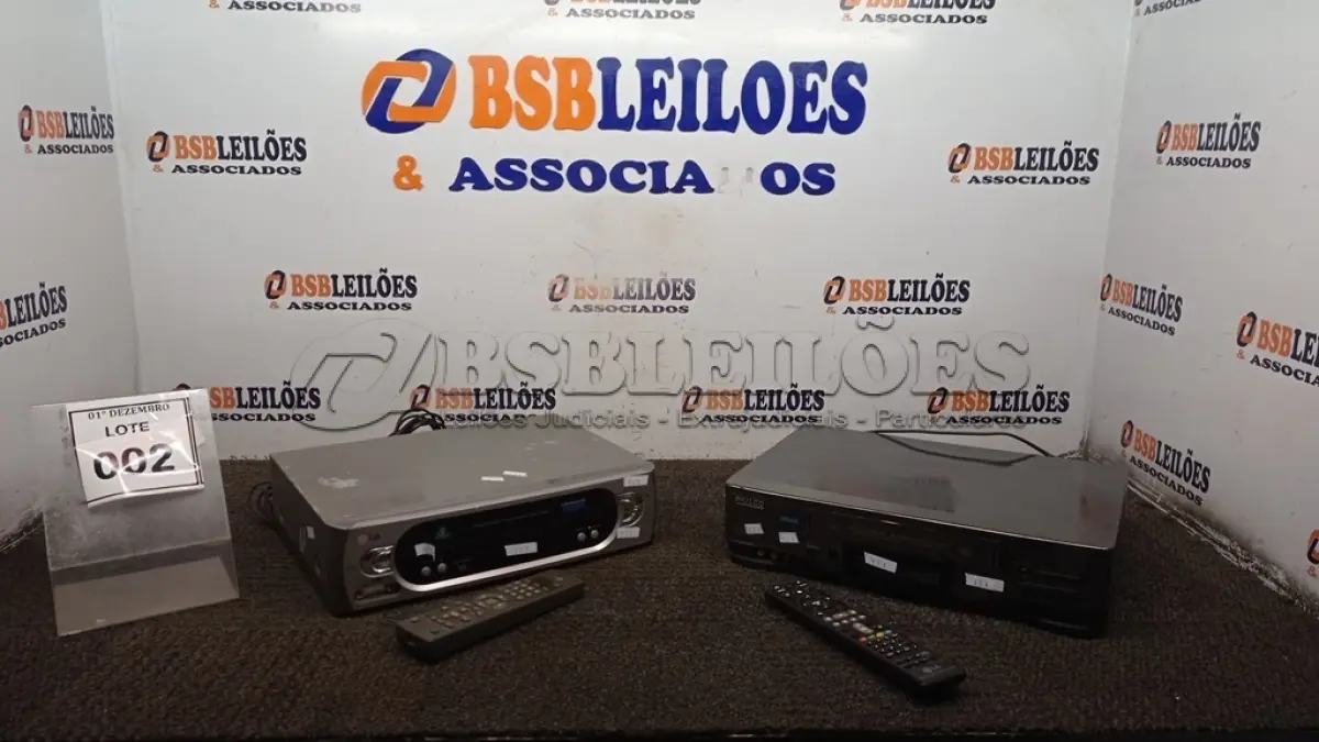 LOTE 002 - 02 APARELHOS DE VÍDEO CASSETE MARCAS LG E PHILCO. (NO ESTADO) ATENÇÃO! FAZER A VISITAÇÃO ANTES DE ARREMATAR, NÃO SABEMOS SE FUNCIONA, LEILÃO NÃO TEM GARANTIA E NEM DEVOLUÇÃO, SUJEITO A POSSÍVEIS AVARIAS VISÍVEIS/OCULTAS E/OU AUSÊNCIA DE COMPONENTES.