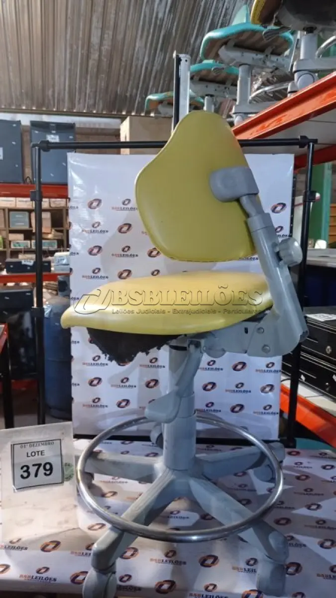 LOTE 379 - 01 CADEIRA MOCHO GIRATÓRIA. (NO ESTADO) ATENÇÃO! FAZER A VISITAÇÃO ANTES DE ARREMATAR, NÃO SABEMOS SE FUNCIONA, LEILÃO NÃO TEM GARANTIA E NEM DEVOLUÇÃO, SUJEITO A POSSÍVEIS AVARIAS VISÍVEIS/OCULTAS E/OU AUSÊNCIA DE COMPONENTES.