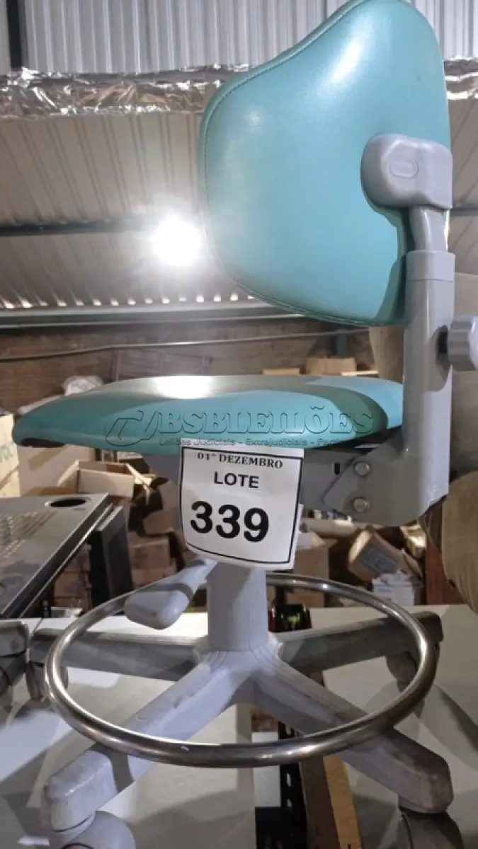 LOTE 339 - 01 CADEIRA MOCHO GIRATÓRIA. (NO ESTADO) ATENÇÃO! FAZER A VISITAÇÃO ANTES DE ARREMATAR, NÃO SABEMOS SE FUNCIONA, LEILÃO NÃO TEM GARANTIA E NEM DEVOLUÇÃO, SUJEITO A POSSÍVEIS AVARIAS VISÍVEIS/OCULTAS E/OU AUSÊNCIA DE COMPONENTES.