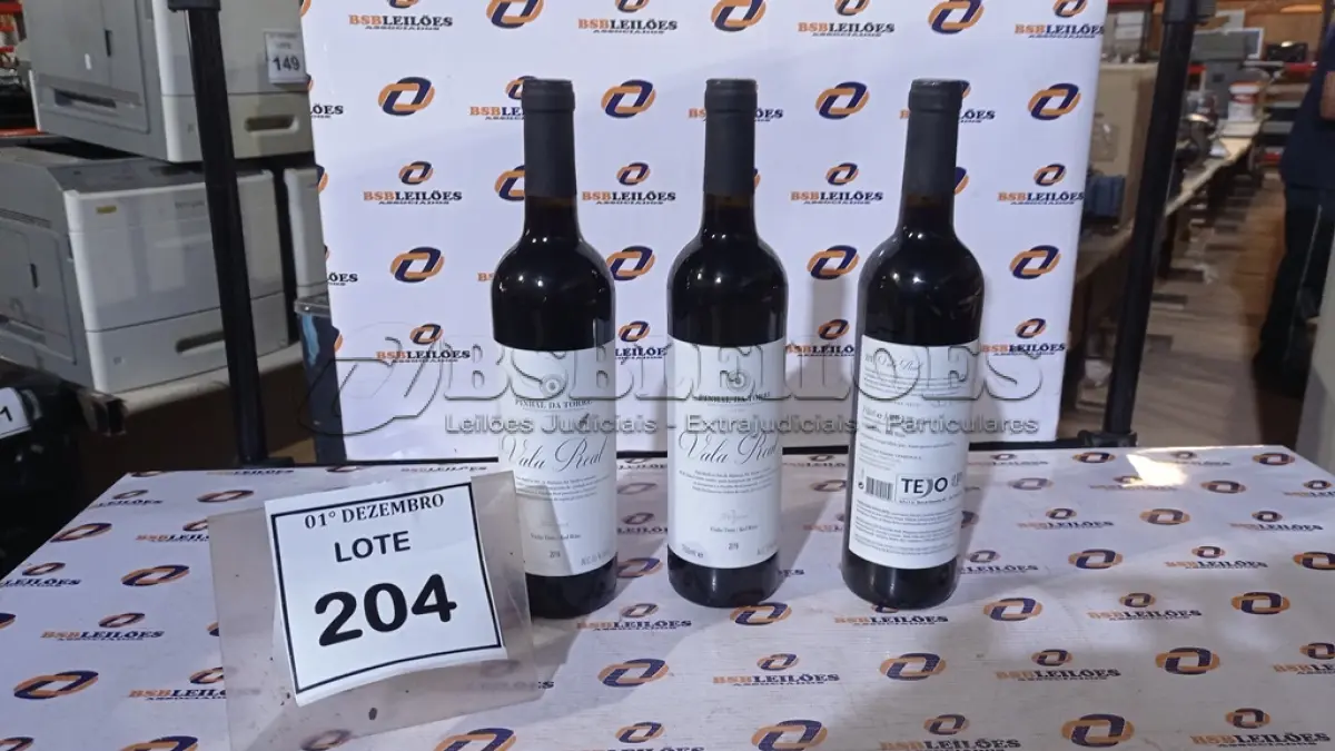LOTE 204 - 03 GARRAFAS DE VINHO FINO TINTO SECO VALA REAL DE 750ML SAFRA 2019. (NO ESTADO) ATENÇÃO! FAZER A VISITAÇÃO ANTES DE ARREMATAR, NÃO SABEMOS SE FUNCIONA, LEILÃO NÃO TEM GARANTIA E NEM DEVOLUÇÃO, SUJEITO A POSSÍVEIS AVARIAS VISÍVEIS/OCULTAS E/OU AUSÊNCIA DE COMPONENTES.