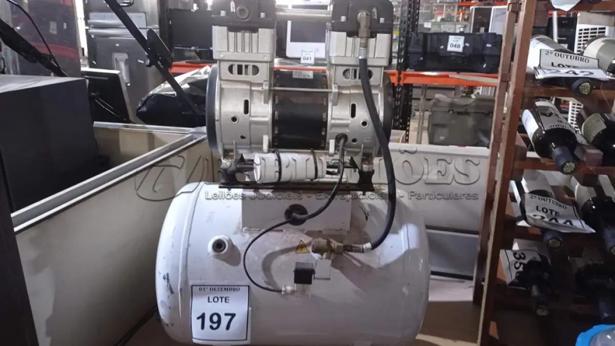 LOTE 197 - 01 COMPRESSOR DE AR ODONTOLÓGICO 110V. (NO ESTADO) ATENÇÃO! FAZER A VISITAÇÃO ANTES DE ARREMATAR, NÃO SABEMOS SE FUNCIONA, LEILÃO NÃO TEM GARANTIA E NEM DEVOLUÇÃO, SUJEITO A POSSÍVEIS AVARIAS VISÍVEIS/OCULTAS E/OU AUSÊNCIA DE COMPONENTES.