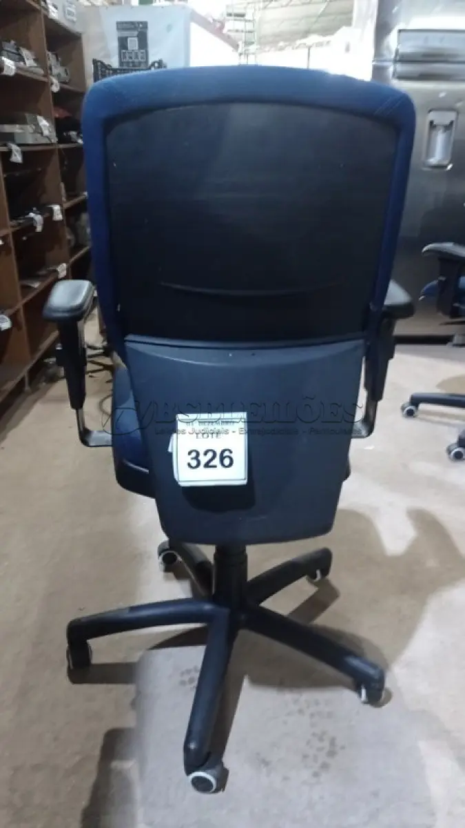 LOTE 326 - 01 CADEIRA DE ESCRITÓRIO GIRATÓRIA COM RODINHAS. (NO ESTADO) ATENÇÃO! FAZER A VISITAÇÃO ANTES DE ARREMATAR, NÃO SABEMOS SE FUNCIONA, LEILÃO NÃO TEM GARANTIA E NEM DEVOLUÇÃO, SUJEITO A POSSÍVEIS AVARIAS VISÍVEIS/OCULTAS E/OU AUSÊNCIA DE COMPONENTES.