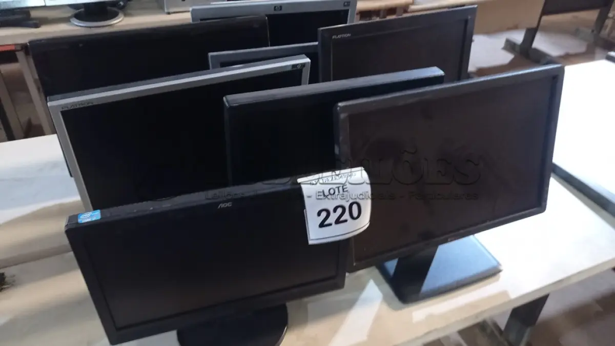 LOTE 220 - 08 MONITORES LCD MARCAS E MODELOS DIVERSOS. (NO ESTADO) ATENÇÃO! FAZER A VISITAÇÃO ANTES DE ARREMATAR, NÃO SABEMOS SE FUNCIONA, LEILÃO NÃO TEM GARANTIA E NEM DEVOLUÇÃO, SUJEITO A POSSÍVEIS AVARIAS VISÍVEIS/OCULTAS E/OU AUSÊNCIA DE COMPONENTES.