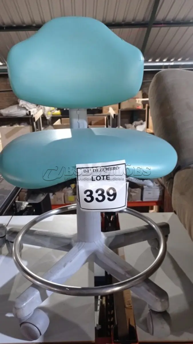 LOTE 339 - 01 CADEIRA MOCHO GIRATÓRIA. (NO ESTADO) ATENÇÃO! FAZER A VISITAÇÃO ANTES DE ARREMATAR, NÃO SABEMOS SE FUNCIONA, LEILÃO NÃO TEM GARANTIA E NEM DEVOLUÇÃO, SUJEITO A POSSÍVEIS AVARIAS VISÍVEIS/OCULTAS E/OU AUSÊNCIA DE COMPONENTES.