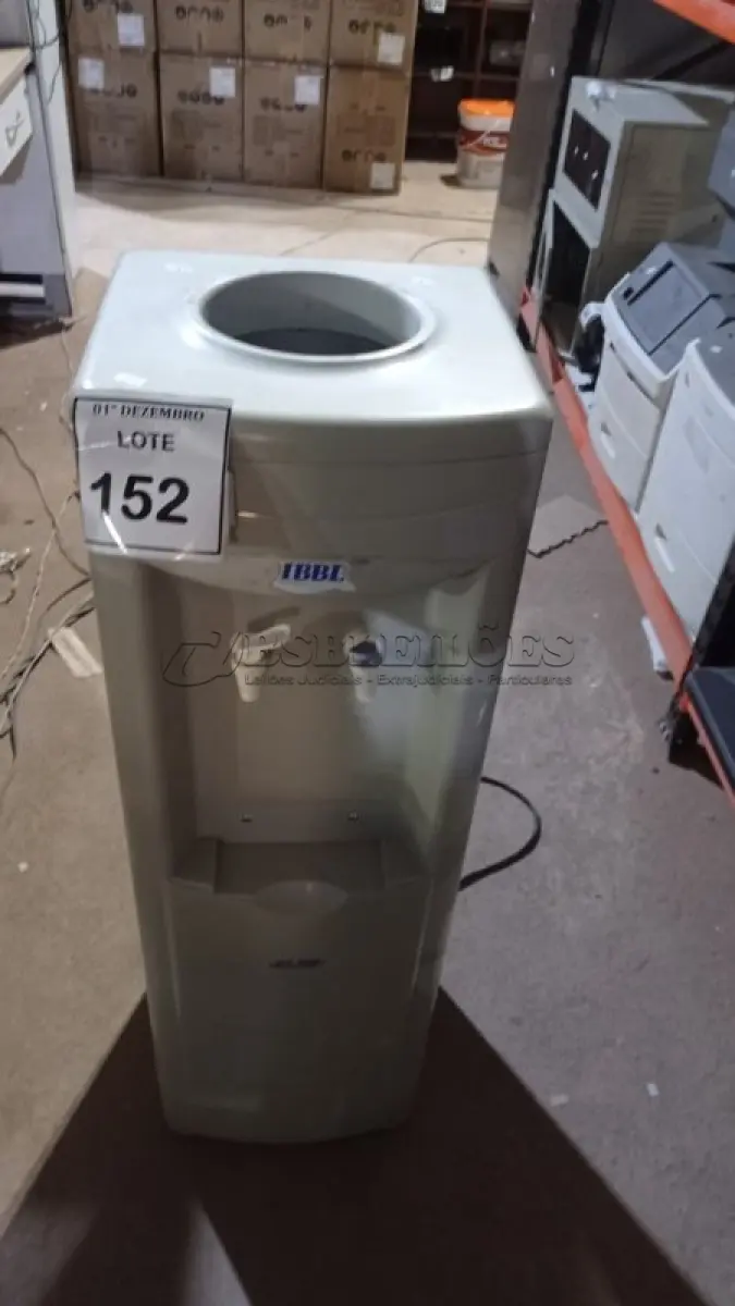 LOTE 152 - 01 BEBEDOURO PARA GARRAFÃO MARCA IBBL. (NO ESTADO) ATENÇÃO! FAZER A VISITAÇÃO ANTES DE ARREMATAR, NÃO SABEMOS SE FUNCIONA, LEILÃO NÃO TEM GARANTIA E NEM DEVOLUÇÃO, SUJEITO A POSSÍVEIS AVARIAS VISÍVEIS/OCULTAS E/OU AUSÊNCIA DE COMPONENTES.