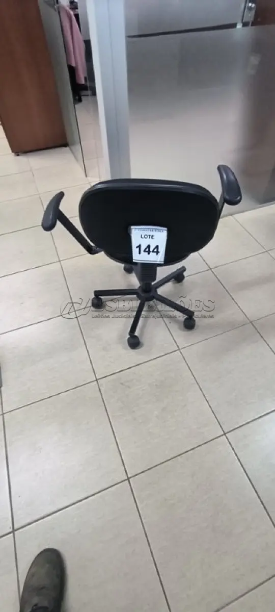 LOTE 144 - 01 CADEIRA GIRATÓRIA PARA ESCRITÓRIO. (NO ESTADO) ATENÇÃO! FAZER A VISITAÇÃO ANTES DE ARREMATAR, NÃO SABEMOS SE FUNCIONA, LEILÃO NÃO TEM GARANTIA E NEM DEVOLUÇÃO, SUJEITO A POSSÍVEIS AVARIAS VISÍVEIS/OCULTAS E/OU AUSÊNCIA DE COMPONENTES.