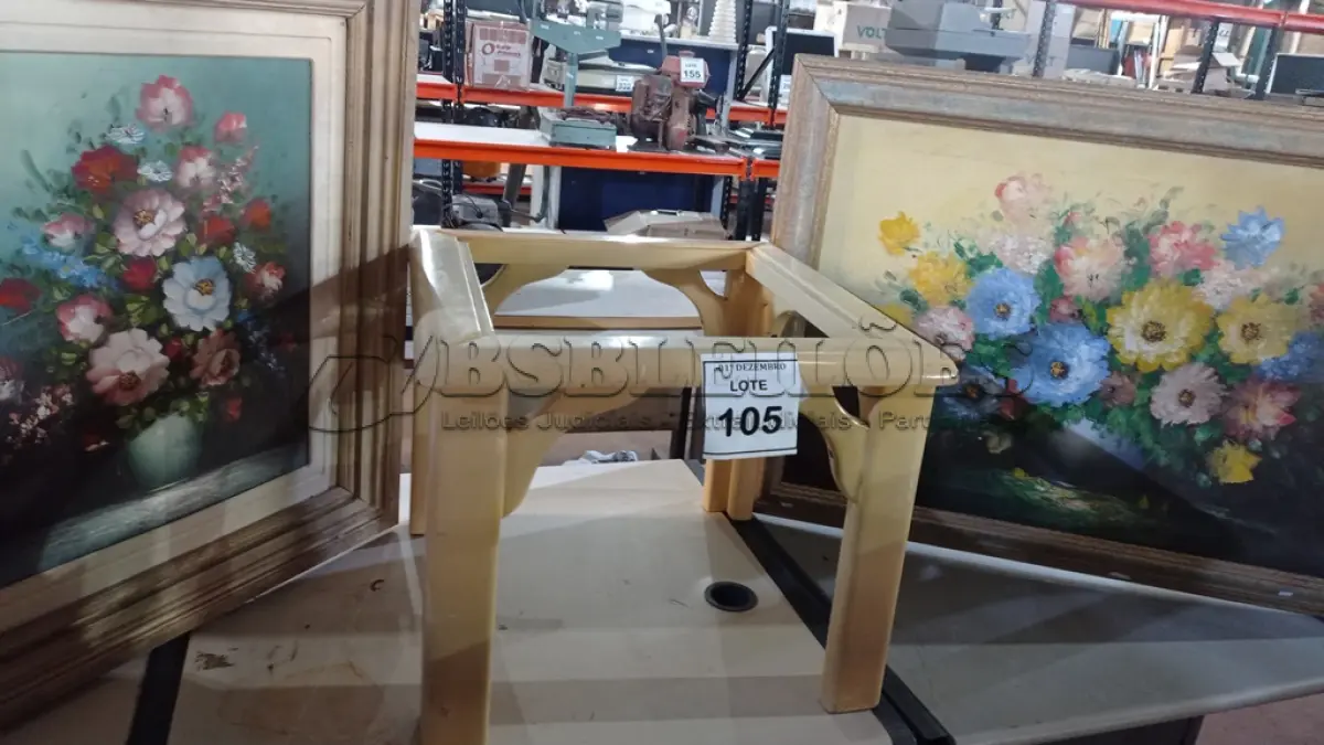 LOTE 105 - 01 TAPETE, 02 QUADROS E 01 MESA DE CENTRO SEM TAMPO. (NO ESTADO) ATENÇÃO! FAZER A VISITAÇÃO ANTES DE ARREMATAR, NÃO SABEMOS SE FUNCIONA, LEILÃO NÃO TEM GARANTIA E NEM DEVOLUÇÃO, SUJEITO A POSSÍVEIS AVARIAS VISÍVEIS/OCULTAS E/OU AUSÊNCIA DE COMPONENTES.
