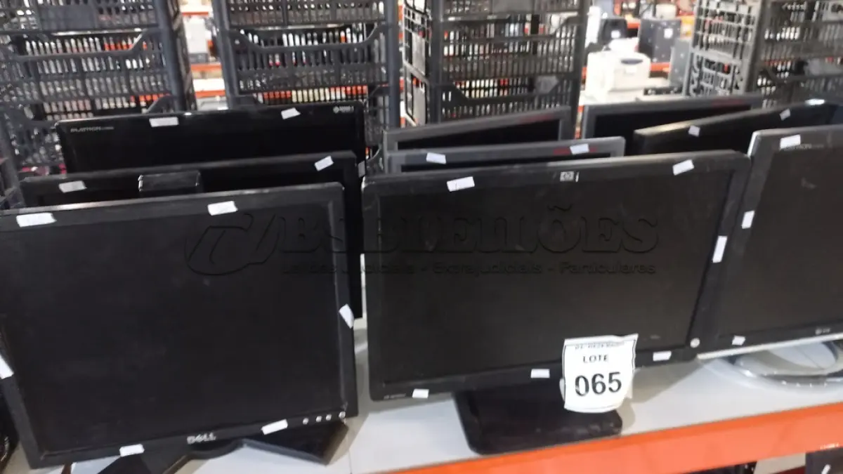 LOTE 065 - 10 MONITORES DE MARCAS E MODELOS DIVERSOS. (NO ESTADO) ATENÇÃO! FAZER A VISITAÇÃO ANTES DE ARREMATAR, NÃO SABEMOS SE FUNCIONA, LEILÃO NÃO TEM GARANTIA E NEM DEVOLUÇÃO, SUJEITO A POSSÍVEIS AVARIAS VISÍVEIS/OCULTAS E/OU AUSÊNCIA DE COMPONENTES.