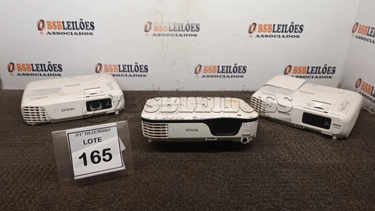 LOTE 165 - 03 PROJETORES MARCA EPSON PARA RETIRADA DE PEÇAS. (NO ESTADO) ATENÇÃO! FAZER A VISITAÇÃO ANTES DE ARREMATAR, NÃO SABEMOS SE FUNCIONA, LEILÃO NÃO TEM GARANTIA E NEM DEVOLUÇÃO, SUJEITO A POSSÍVEIS AVARIAS VISÍVEIS/OCULTAS E/OU AUSÊNCIA DE COMPONENTES.
