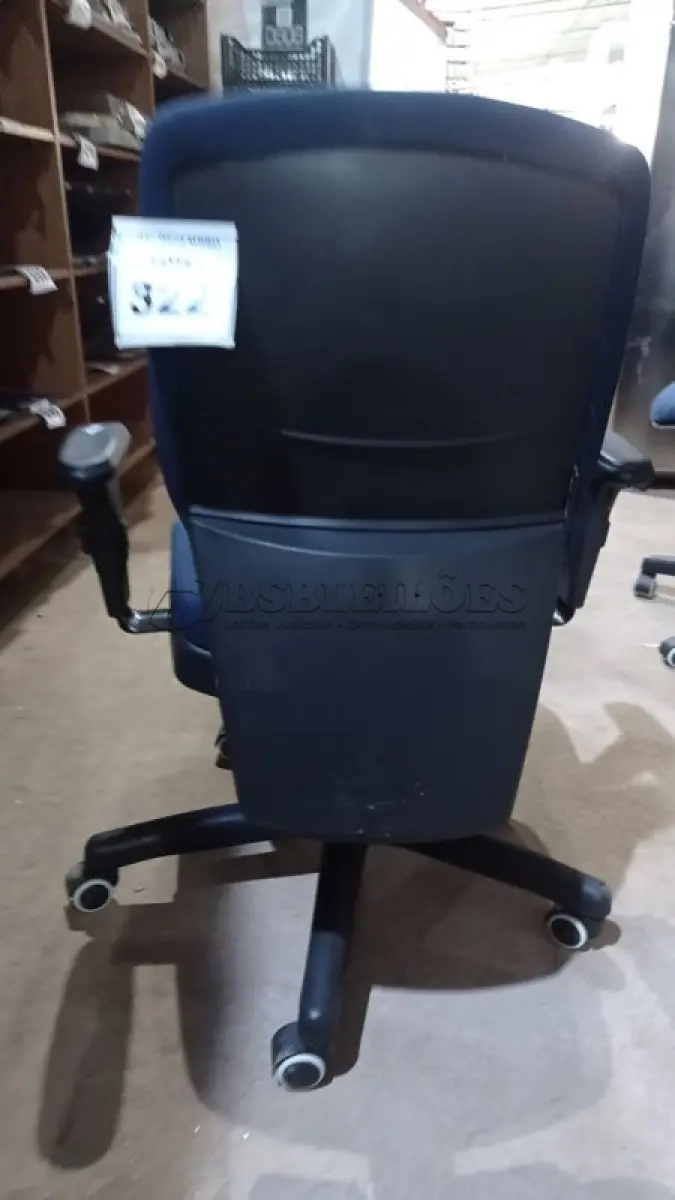 LOTE 322 - 01 CADEIRA DE ESCRITÓRIO GIRATÓRIA COM RODINHAS. (NO ESTADO) ATENÇÃO! FAZER A VISITAÇÃO ANTES DE ARREMATAR, NÃO SABEMOS SE FUNCIONA, LEILÃO NÃO TEM GARANTIA E NEM DEVOLUÇÃO, SUJEITO A POSSÍVEIS AVARIAS VISÍVEIS/OCULTAS E/OU AUSÊNCIA DE COMPONENTES.
