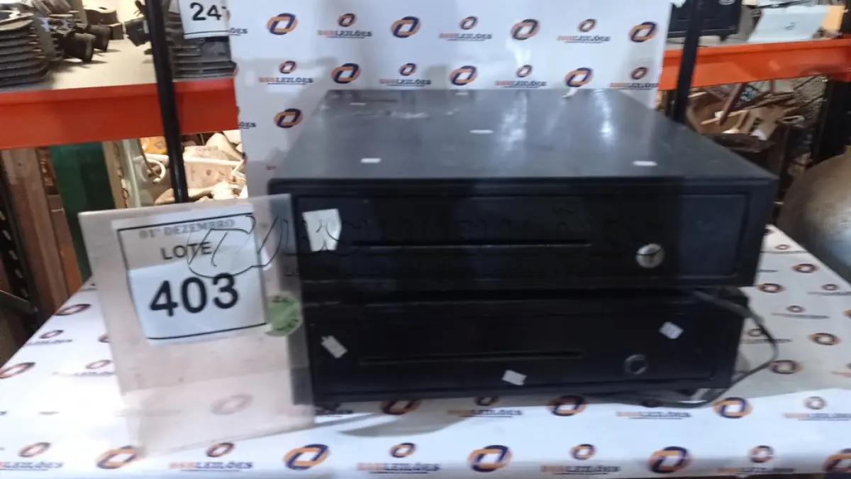 LOTE 403 - 02 GAVETAS DE DINHEIRO. (NO ESTADO) ATENÇÃO! FAZER A VISITAÇÃO ANTES DE ARREMATAR, NÃO SABEMOS SE FUNCIONA, LEILÃO NÃO TEM GARANTIA E NEM DEVOLUÇÃO, SUJEITO A POSSÍVEIS AVARIAS VISÍVEIS/OCULTAS E/OU AUSÊNCIA DE COMPONENTES.