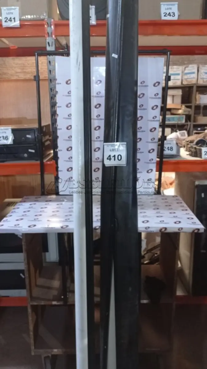 LOTE 410 - 02 TELAS DE PROJEÇÃO RETRATEIS. (NO ESTADO) ATENÇÃO! FAZER A VISITAÇÃO ANTES DE ARREMATAR, NÃO SABEMOS SE FUNCIONA, LEILÃO NÃO TEM GARANTIA E NEM DEVOLUÇÃO, SUJEITO A POSSÍVEIS AVARIAS VISÍVEIS/OCULTAS E/OU AUSÊNCIA DE COMPONENTES.