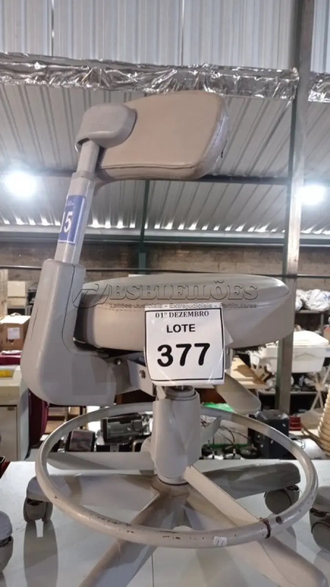 LOTE 377 - 01 CADEIRA MOCHO GIRATÓRIA. (NO ESTADO) ATENÇÃO! FAZER A VISITAÇÃO ANTES DE ARREMATAR, NÃO SABEMOS SE FUNCIONA, LEILÃO NÃO TEM GARANTIA E NEM DEVOLUÇÃO, SUJEITO A POSSÍVEIS AVARIAS VISÍVEIS/OCULTAS E/OU AUSÊNCIA DE COMPONENTES.