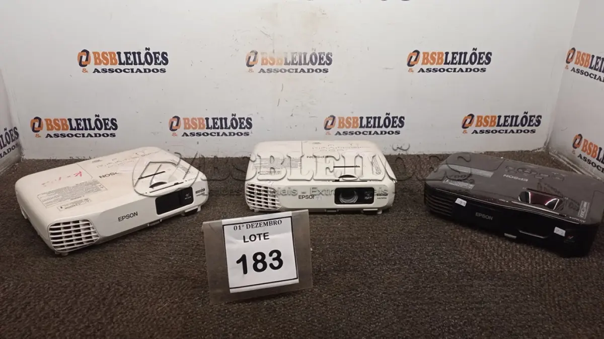 LOTE 183 - 03 PROJETORES MARCA EPSON PARA RETIRADA DE PEÇAS. (NO ESTADO) ATENÇÃO! FAZER A VISITAÇÃO ANTES DE ARREMATAR, NÃO SABEMOS SE FUNCIONA, LEILÃO NÃO TEM GARANTIA E NEM DEVOLUÇÃO, SUJEITO A POSSÍVEIS AVARIAS VISÍVEIS/OCULTAS E/OU AUSÊNCIA DE COMPONENTES.