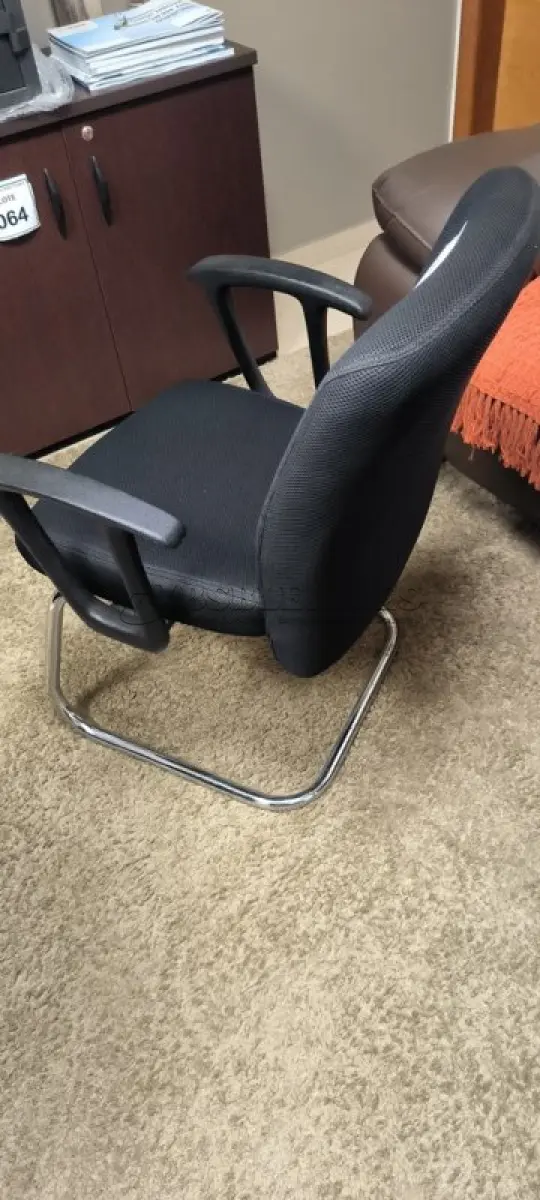 LOTE 068 - 01 CADEIRA PARA ESCRITÓRIO COM PÉS FIXOS. (NO ESTADO) ATENÇÃO! FAZER A VISITAÇÃO ANTES DE ARREMATAR, NÃO SABEMOS SE FUNCIONA, LEILÃO NÃO TEM GARANTIA E NEM DEVOLUÇÃO, SUJEITO A POSSÍVEIS AVARIAS VISÍVEIS/OCULTAS E/OU AUSÊNCIA DE COMPONENTES.
