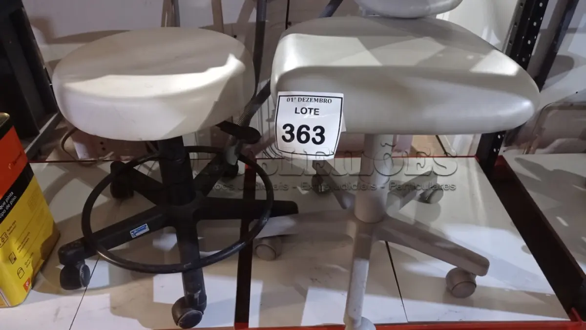 LOTE 363 - 01 CADEIRA E 01 BANQUETA MOCHO. (NO ESTADO) ATENÇÃO! FAZER A VISITAÇÃO ANTES DE ARREMATAR, NÃO SABEMOS SE FUNCIONA, LEILÃO NÃO TEM GARANTIA E NEM DEVOLUÇÃO, SUJEITO A POSSÍVEIS AVARIAS VISÍVEIS/OCULTAS E/OU AUSÊNCIA DE COMPONENTES.
