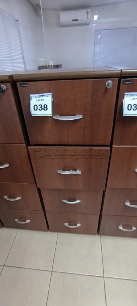 LOTE 038 - 01 ARQUIVO EM MADEIRA COM 04 GAVETAS NA COR MARROM. (NO ESTADO) ATENÇÃO! FAZER A VISITAÇÃO ANTES DE ARREMATAR, NÃO SABEMOS SE FUNCIONA, LEILÃO NÃO TEM GARANTIA E NEM DEVOLUÇÃO, SUJEITO A POSSÍVEIS AVARIAS VISÍVEIS/OCULTAS E/OU AUSÊNCIA DE COMPONENTES.